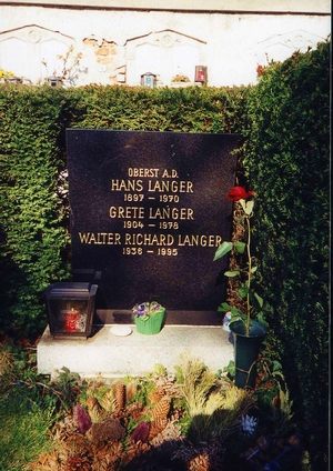 Grabstätte Walter Richad Langers auf dem Urnenhain des Altmannsdorfer Friedhofes in Wien